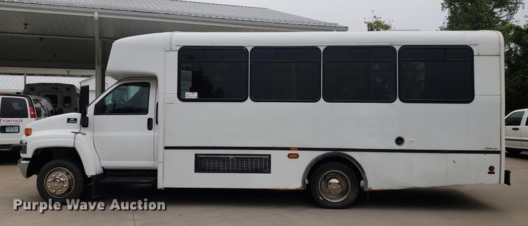 image for item DF2445 2009 Chevrolet C5500 shuttle bus