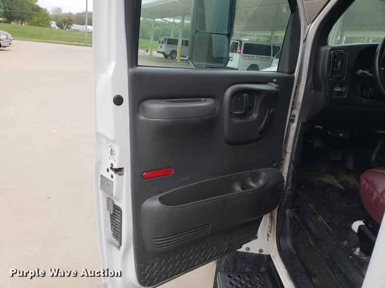 image for item DF2445 2009 Chevrolet C5500 shuttle bus