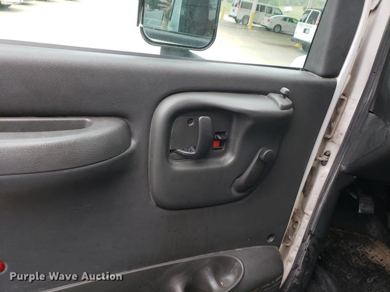 image for item DF2445 2009 Chevrolet C5500 shuttle bus