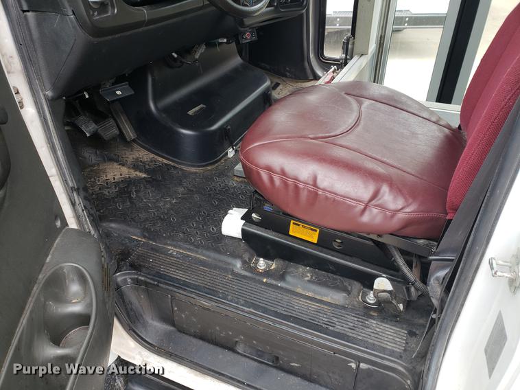 image for item DF2445 2009 Chevrolet C5500 shuttle bus