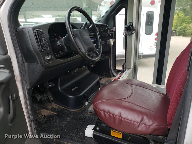 image for item DF2445 2009 Chevrolet C5500 shuttle bus