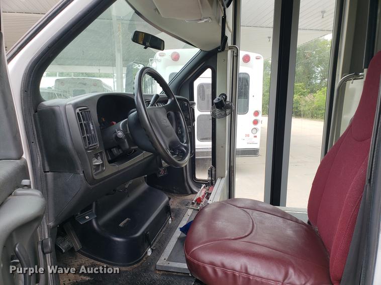 image for item DF2445 2009 Chevrolet C5500 shuttle bus