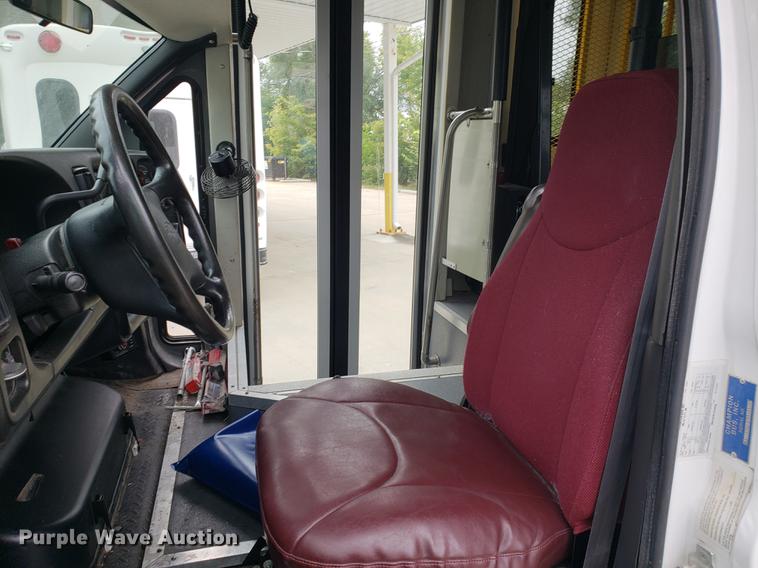 image for item DF2445 2009 Chevrolet C5500 shuttle bus