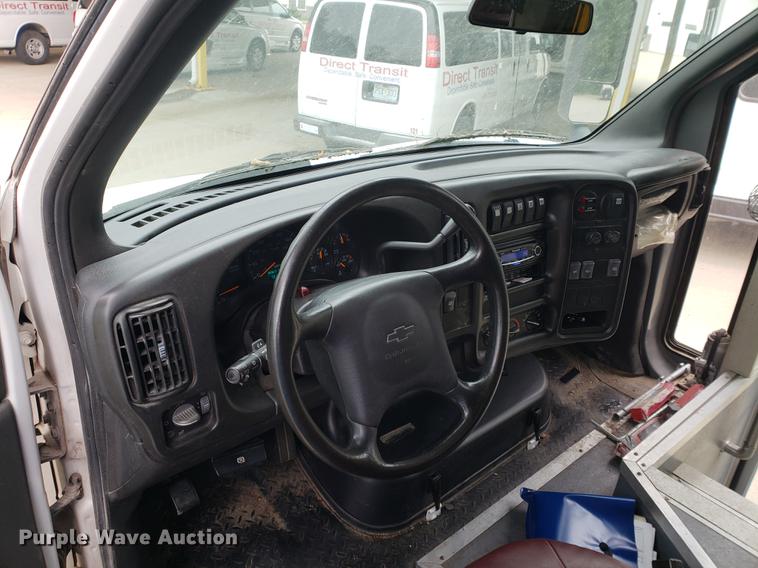image for item DF2445 2009 Chevrolet C5500 shuttle bus