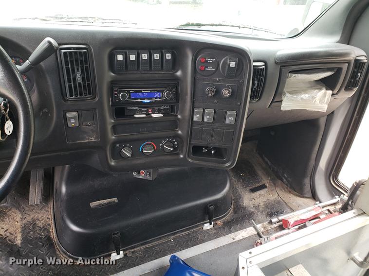 image for item DF2445 2009 Chevrolet C5500 shuttle bus