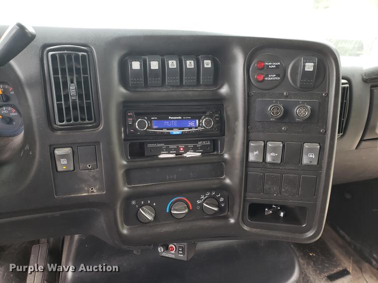 image for item DF2445 2009 Chevrolet C5500 shuttle bus