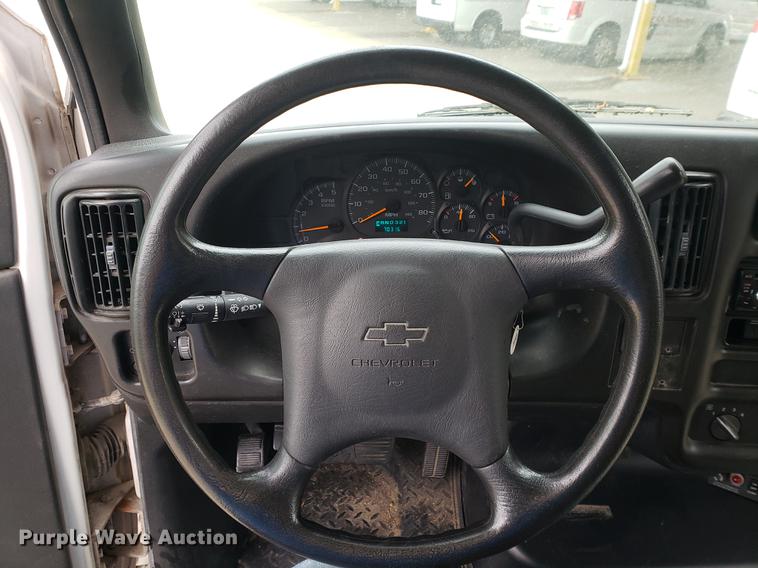 image for item DF2445 2009 Chevrolet C5500 shuttle bus