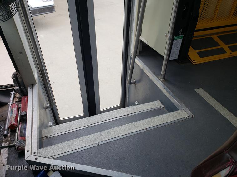 image for item DF2445 2009 Chevrolet C5500 shuttle bus