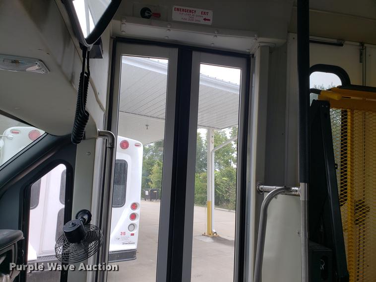 image for item DF2445 2009 Chevrolet C5500 shuttle bus