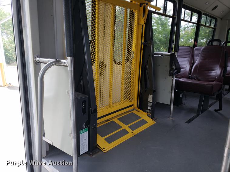 image for item DF2445 2009 Chevrolet C5500 shuttle bus