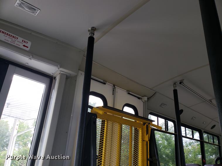 image for item DF2445 2009 Chevrolet C5500 shuttle bus