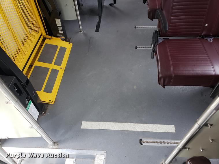 image for item DF2445 2009 Chevrolet C5500 shuttle bus