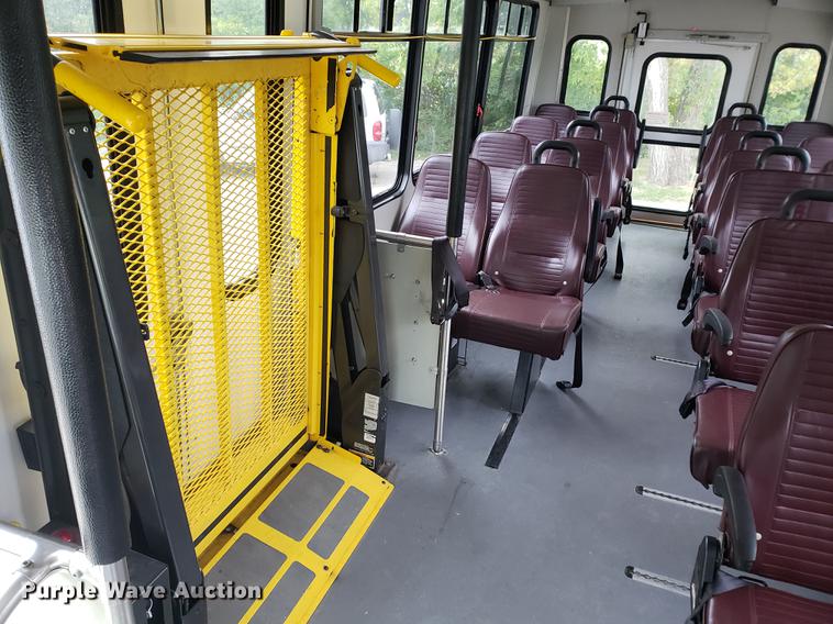 image for item DF2445 2009 Chevrolet C5500 shuttle bus