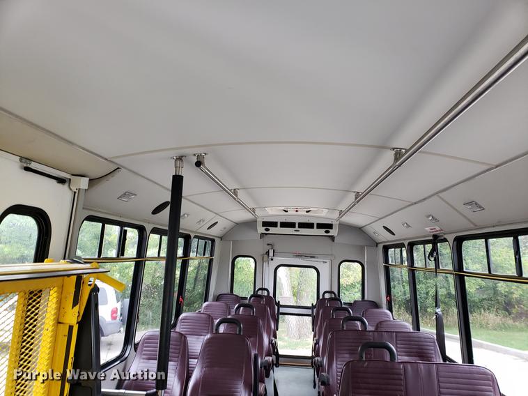 image for item DF2445 2009 Chevrolet C5500 shuttle bus