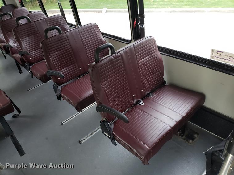 image for item DF2445 2009 Chevrolet C5500 shuttle bus