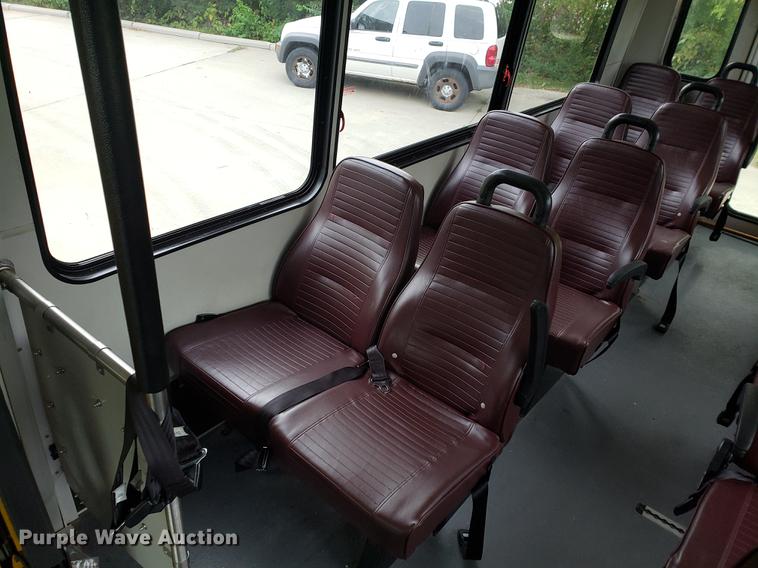 image for item DF2445 2009 Chevrolet C5500 shuttle bus