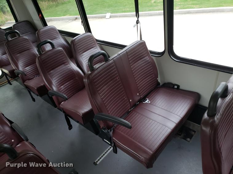 image for item DF2445 2009 Chevrolet C5500 shuttle bus