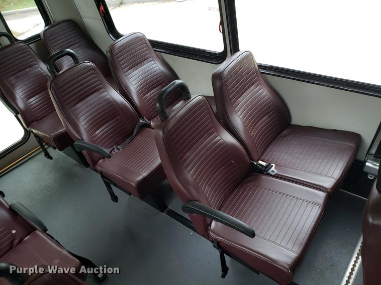 image for item DF2445 2009 Chevrolet C5500 shuttle bus