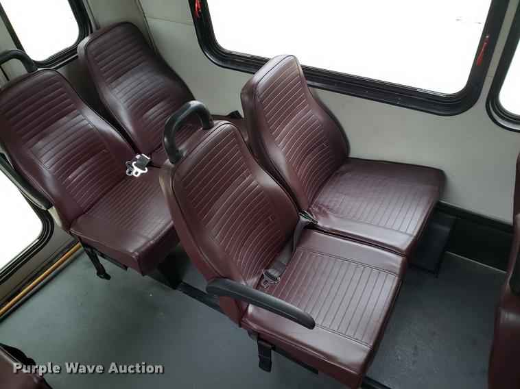 image for item DF2445 2009 Chevrolet C5500 shuttle bus