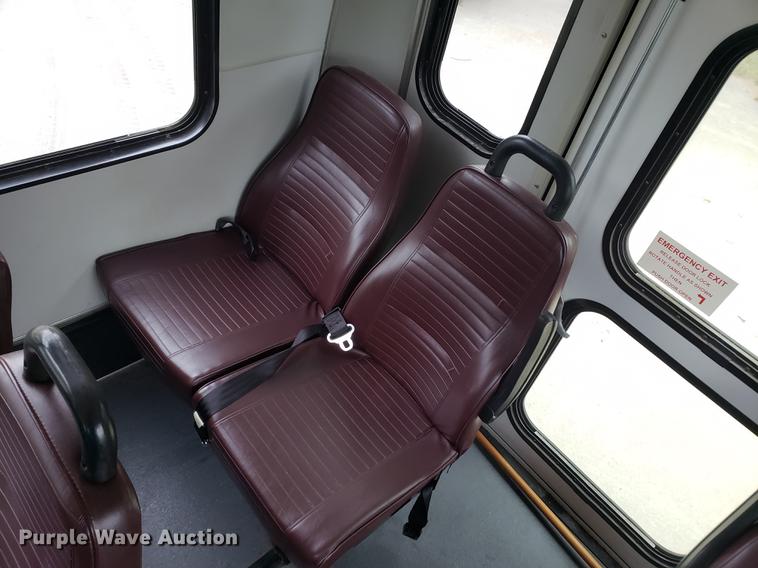 image for item DF2445 2009 Chevrolet C5500 shuttle bus