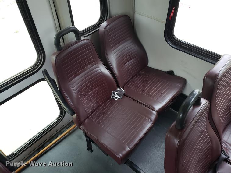 image for item DF2445 2009 Chevrolet C5500 shuttle bus