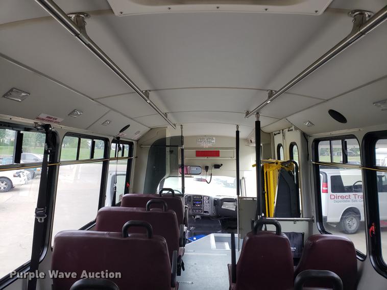 image for item DF2445 2009 Chevrolet C5500 shuttle bus