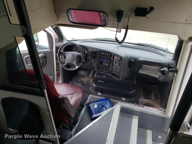 image for item DF2445 2009 Chevrolet C5500 shuttle bus