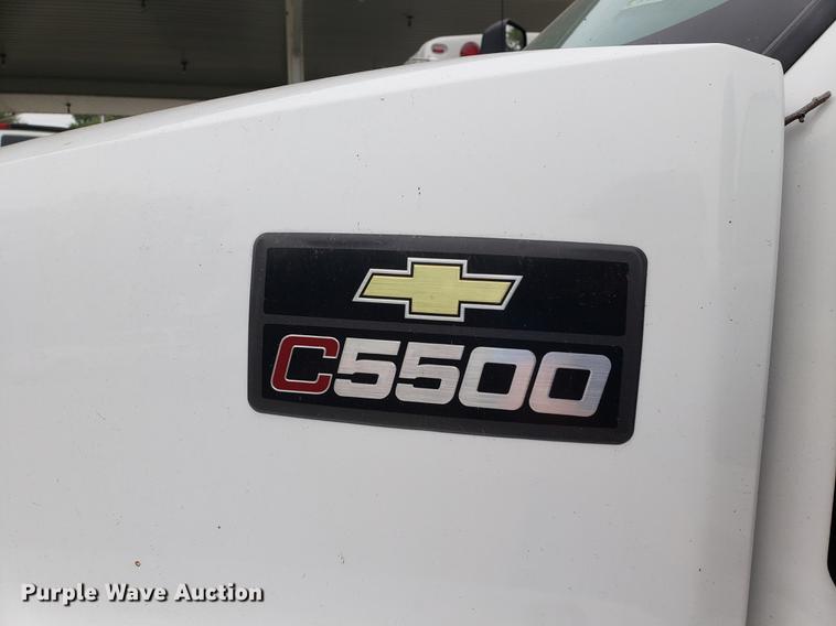 image for item DF2445 2009 Chevrolet C5500 shuttle bus