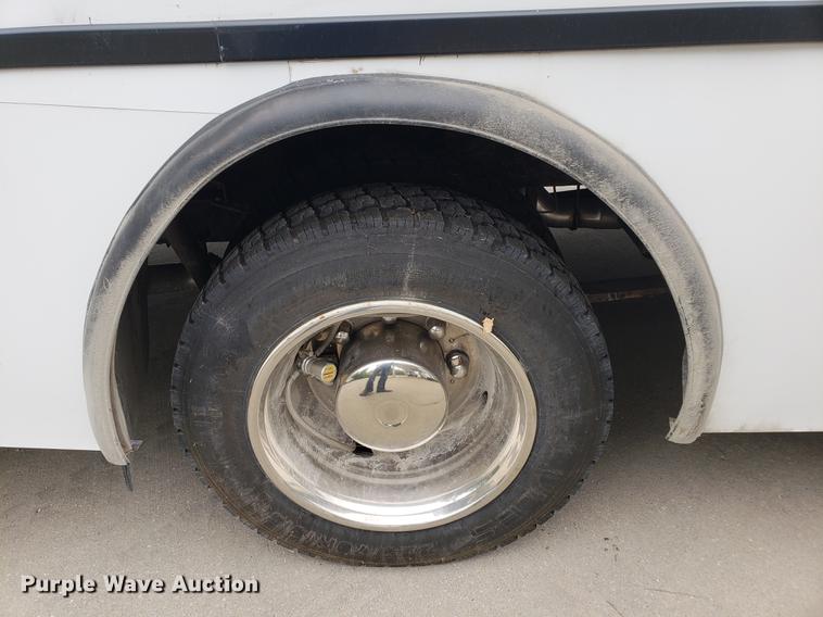 image for item DF2445 2009 Chevrolet C5500 shuttle bus