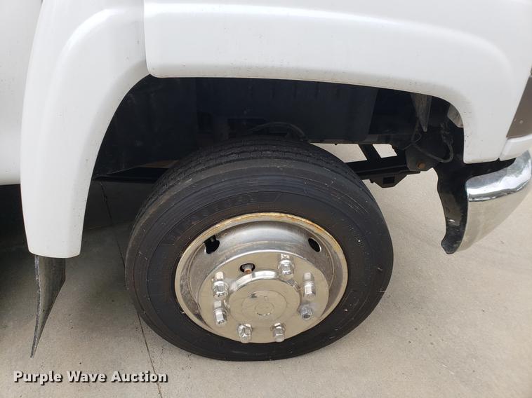 image for item DF2445 2009 Chevrolet C5500 shuttle bus