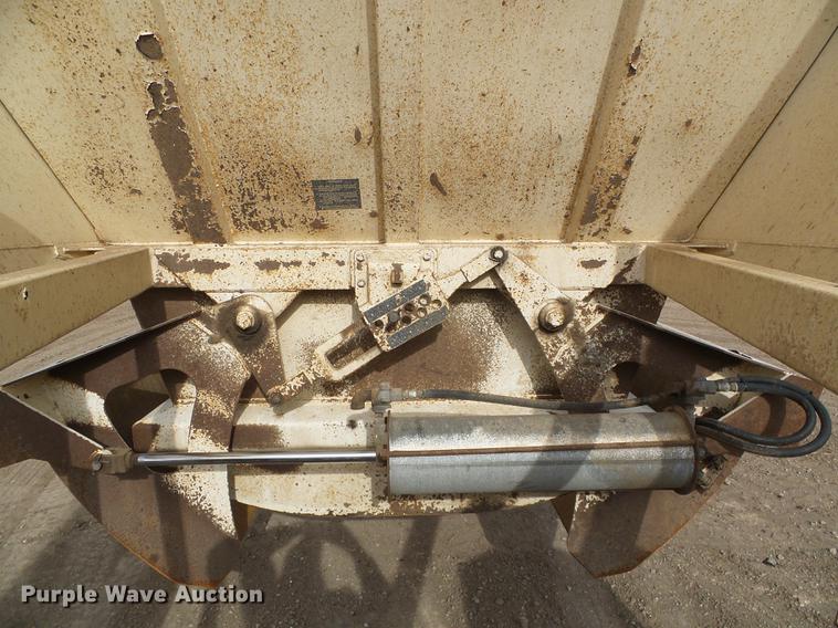 image for item DF2869 2000 Ranch bottom dump trailer