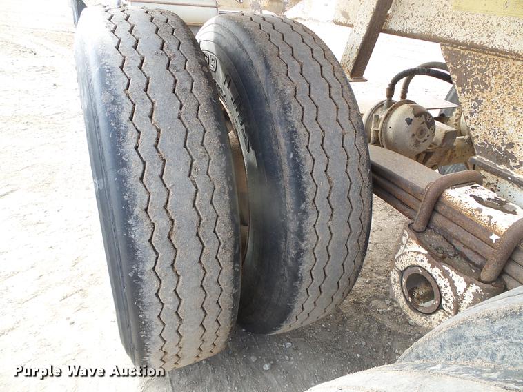 image for item DF2869 2000 Ranch bottom dump trailer