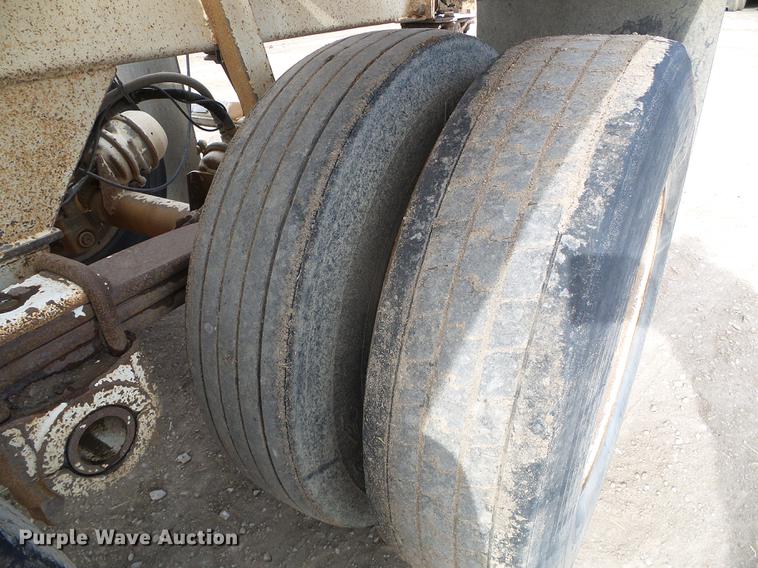 image for item DF2869 2000 Ranch bottom dump trailer