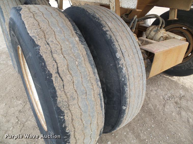 image for item DF2869 2000 Ranch bottom dump trailer