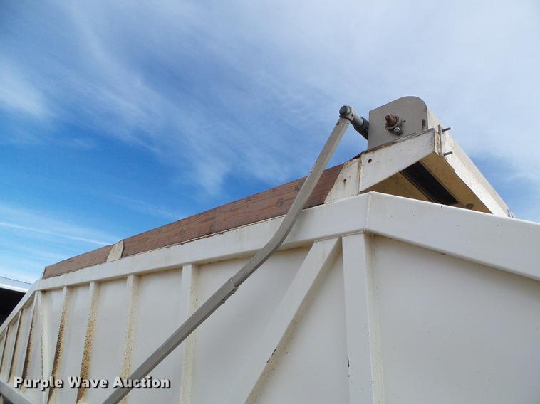 image for item DF2869 2000 Ranch bottom dump trailer