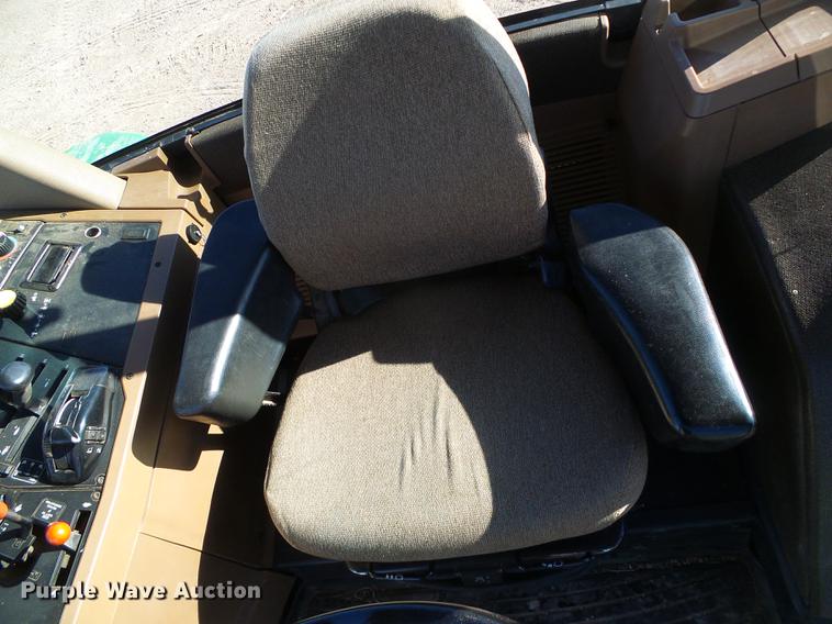 image for item DF2878 1996 John Deere 7600 tractor