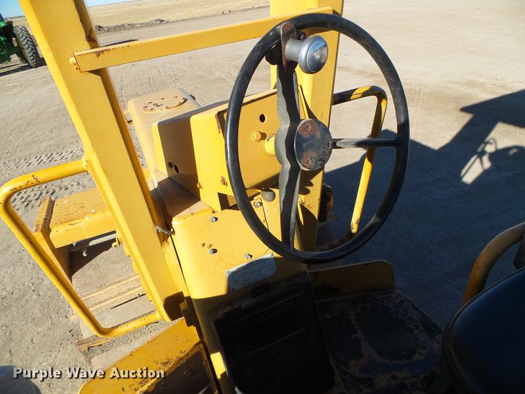 image for item DF2879 1995 Galion Dresser 710 double drum roller