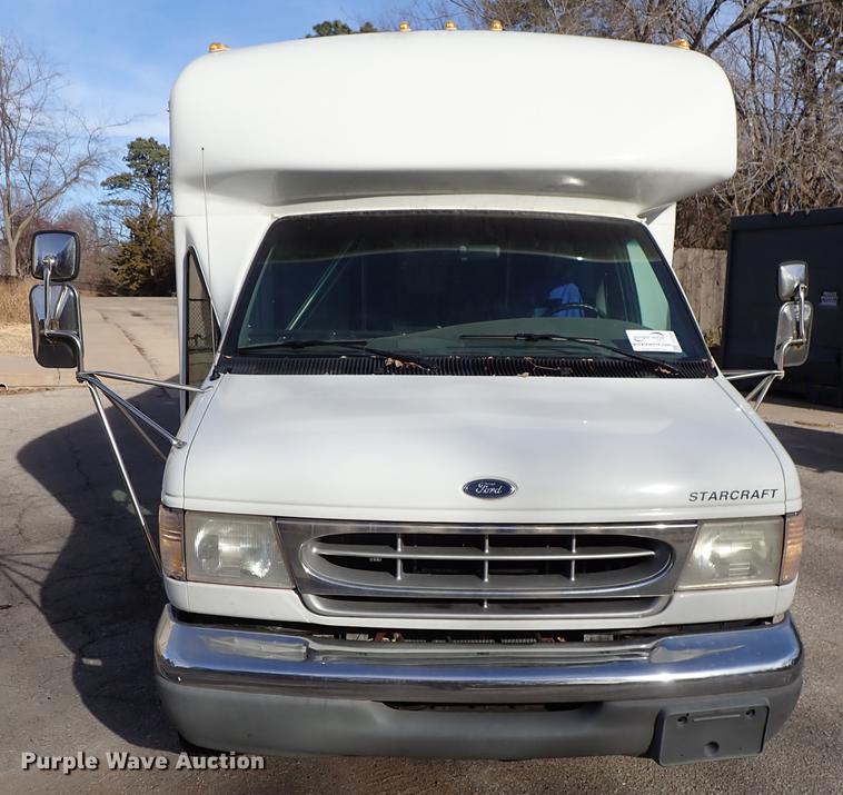 image for item DG2906 2000 Ford Econoline E450 shuttle bus