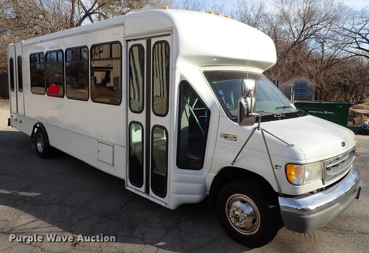 image for item DG2906 2000 Ford Econoline E450 shuttle bus