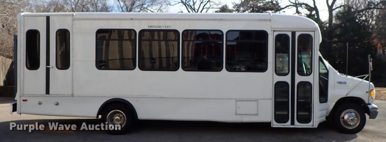 image for item DG2906 2000 Ford Econoline E450 shuttle bus