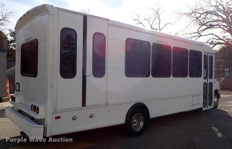 image for item DG2906 2000 Ford Econoline E450 shuttle bus