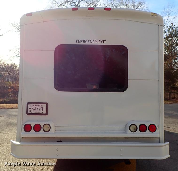 image for item DG2906 2000 Ford Econoline E450 shuttle bus