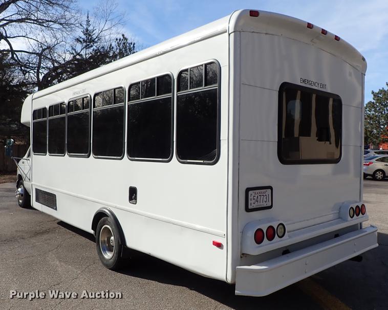 image for item DG2906 2000 Ford Econoline E450 shuttle bus