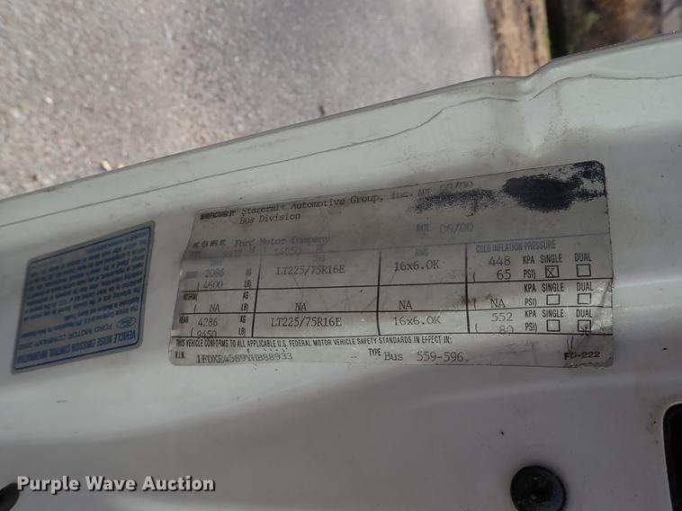 image for item DG2906 2000 Ford Econoline E450 shuttle bus