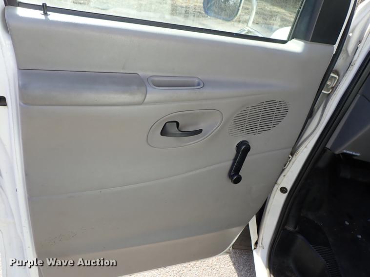 image for item DG2906 2000 Ford Econoline E450 shuttle bus