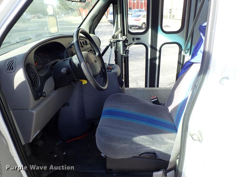 image for item DG2906 2000 Ford Econoline E450 shuttle bus