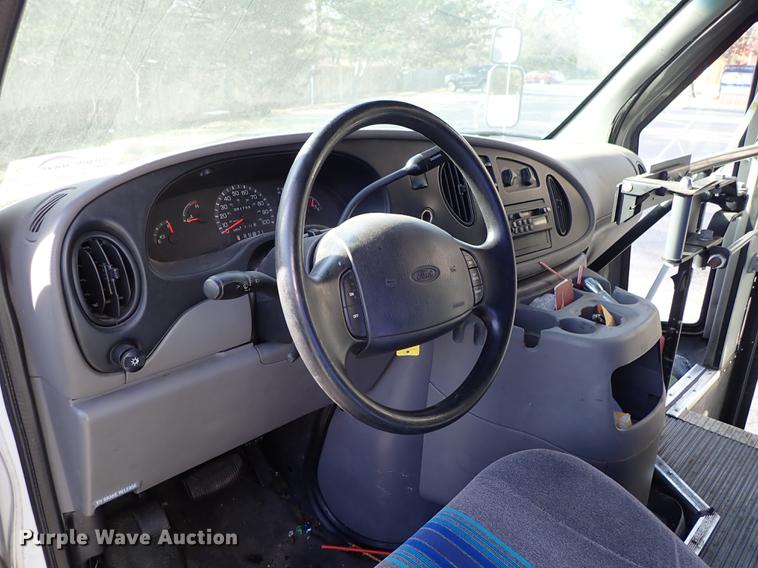 image for item DG2906 2000 Ford Econoline E450 shuttle bus
