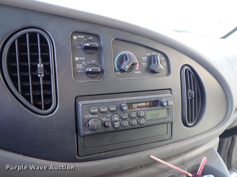 image for item DG2906 2000 Ford Econoline E450 shuttle bus