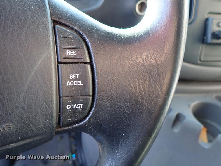 image for item DG2906 2000 Ford Econoline E450 shuttle bus