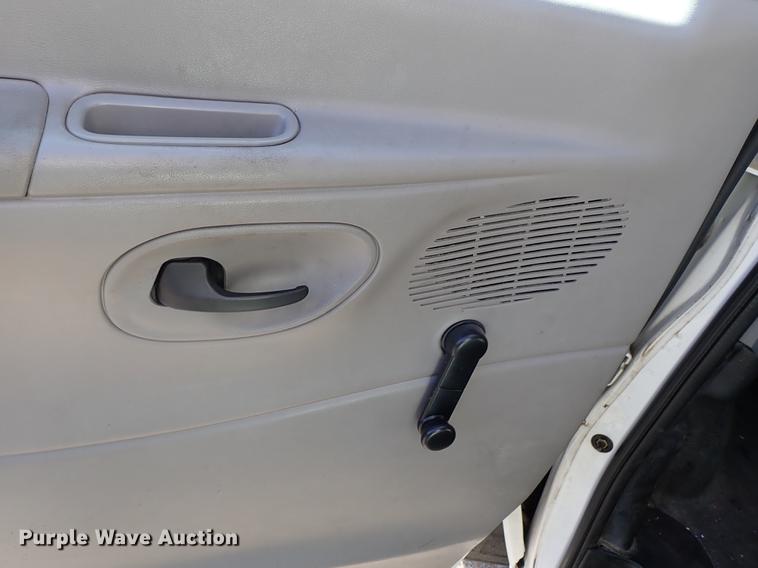 image for item DG2906 2000 Ford Econoline E450 shuttle bus